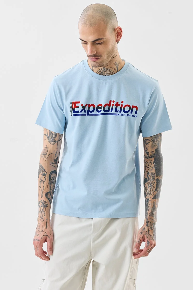 سنيتش تيشيرت أزرق فاتح مطبوع بقصة ضيقة